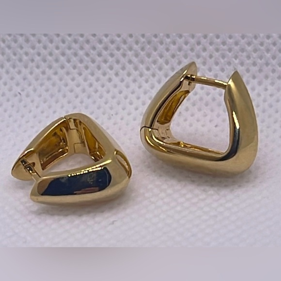 Mejuri Patra Huggies Hoops - Picture 2 of 5